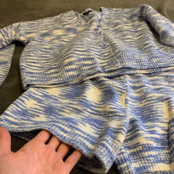 ‼️Last chance by Feb 5‼️ Lounge Sweater & Shorts Set - Picture 4 of 7